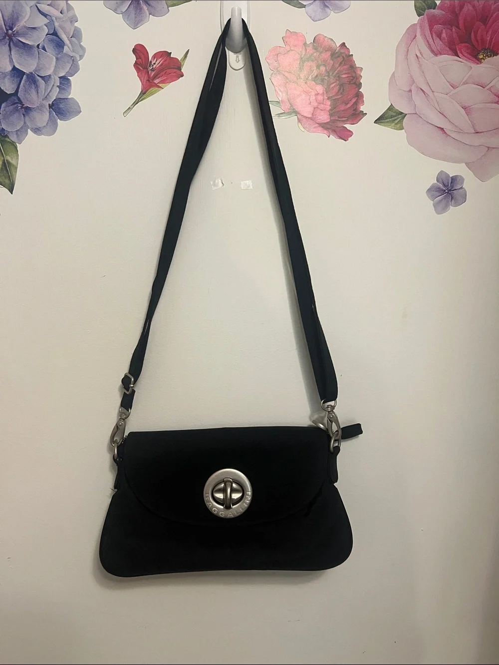 Baggallini Black Shoulder Bag with Silver Turn-Lock - Picture 6 of 10